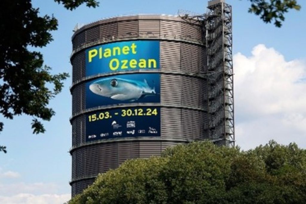 Plakat Planet Ozean am Gasometer Oberhausen